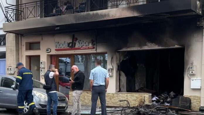 Φλέγεται η σχολή οδηγών του δημάρχου Αίγινας – Πιθανό το σενάριο εμπρησμού