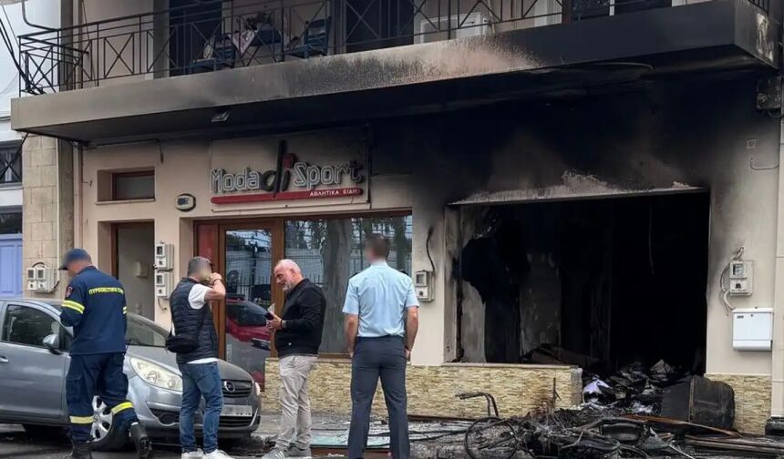 Φλέγεται η σχολή οδηγών του δημάρχου Αίγινας – Πιθανό το σενάριο εμπρησμού