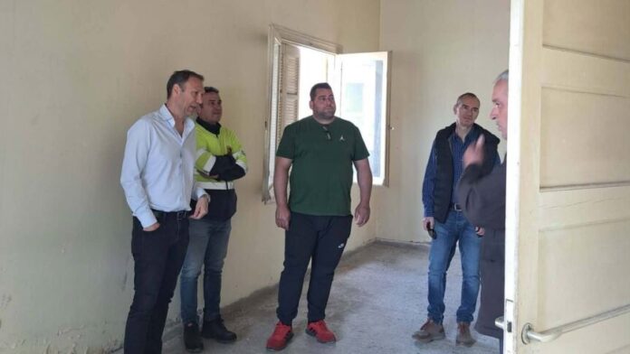 Επιθεώρηση δημάρχου Παλαμά στο κτίριο που προορίζεται για Τοπικό Ιατρείο Σελλάνων