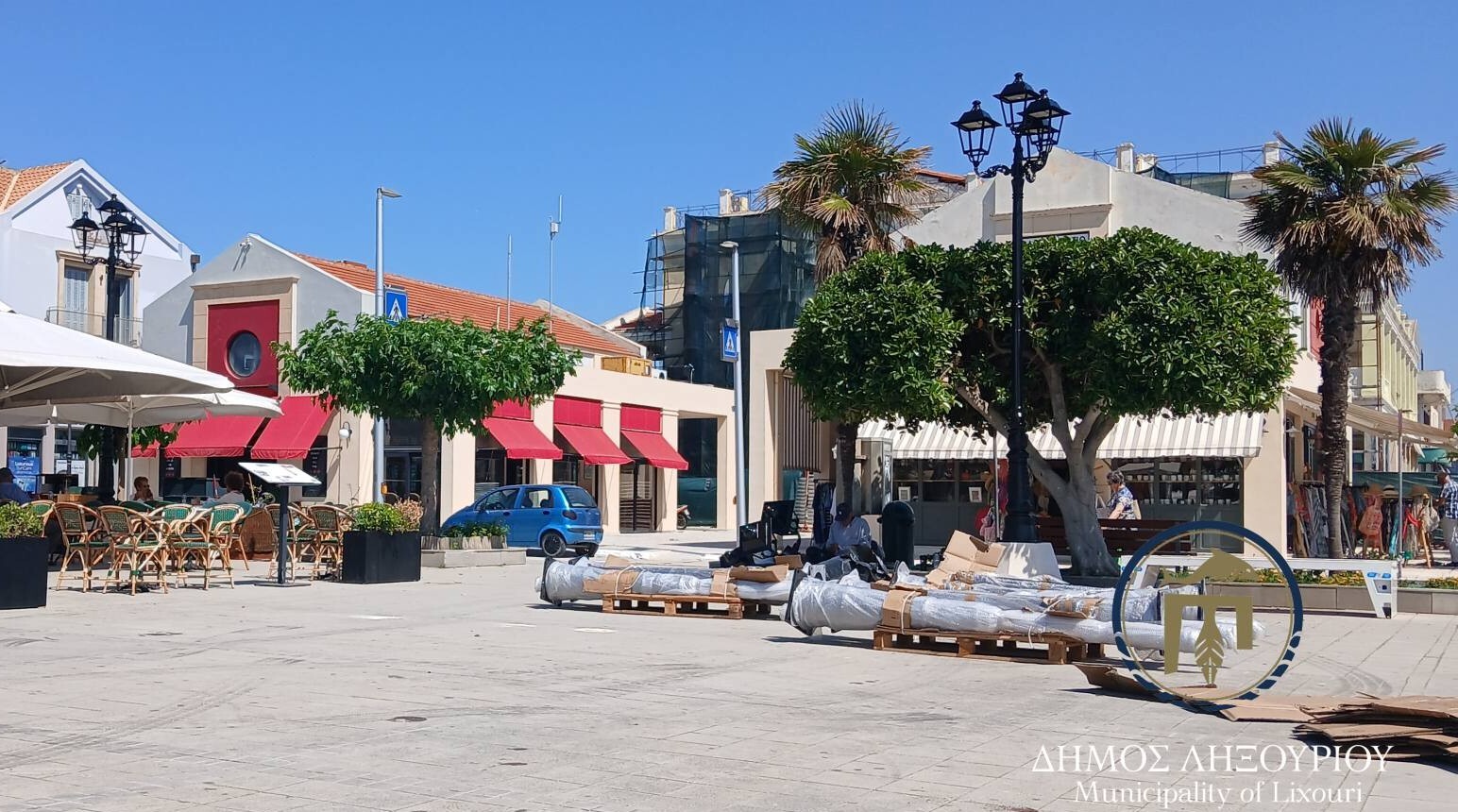 Άρχισε η εγκατάσταση των σύγχρονων φωτιστικών στην κεντρική πλατεία Ληξουρίου