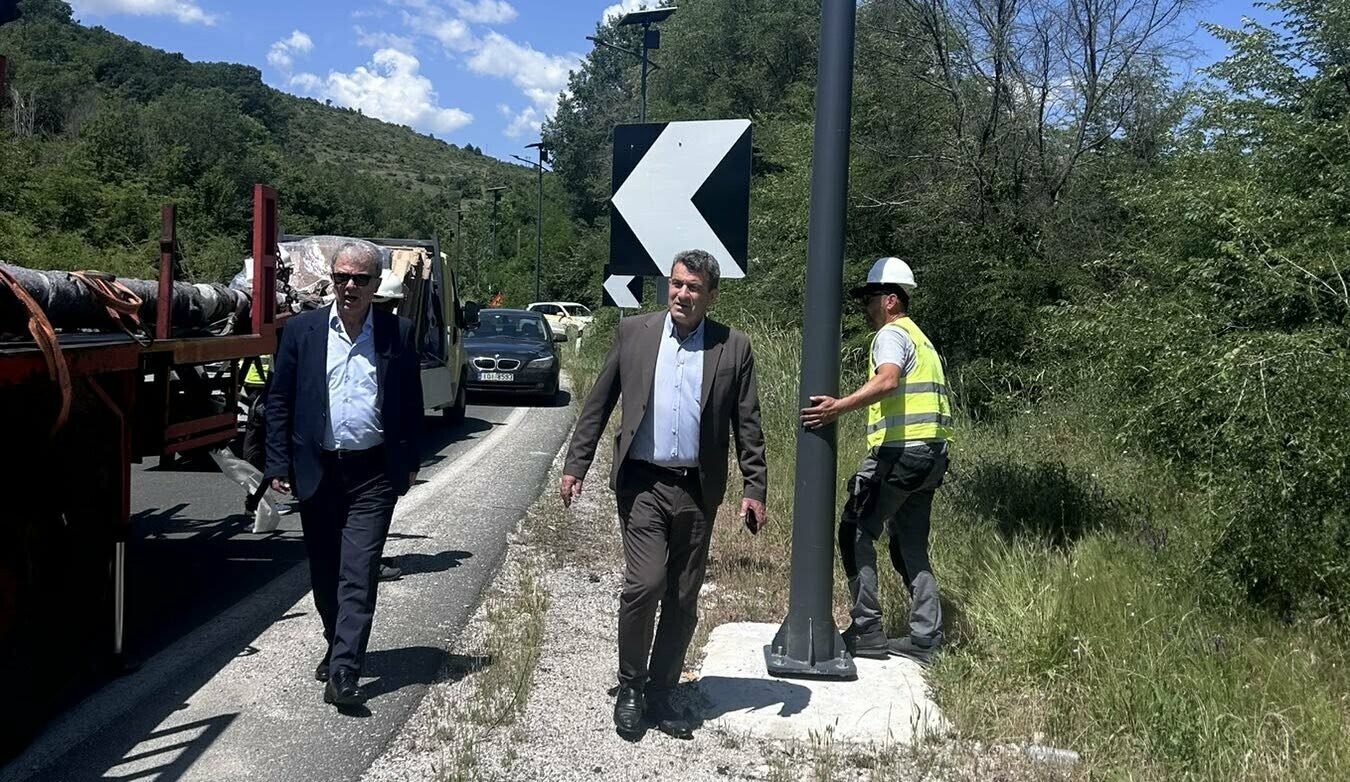 Ολοκληρώνεται η τοποθέτηση των 65 «έξυπνων» αυτόνομων φωτιστικών LED στην είσοδο της Καστοριάς