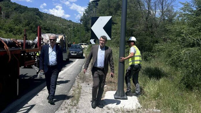 Ολοκληρώνεται η τοποθέτηση των 65 «έξυπνων» αυτόνομων φωτιστικών LED στην είσοδο της Καστοριάς