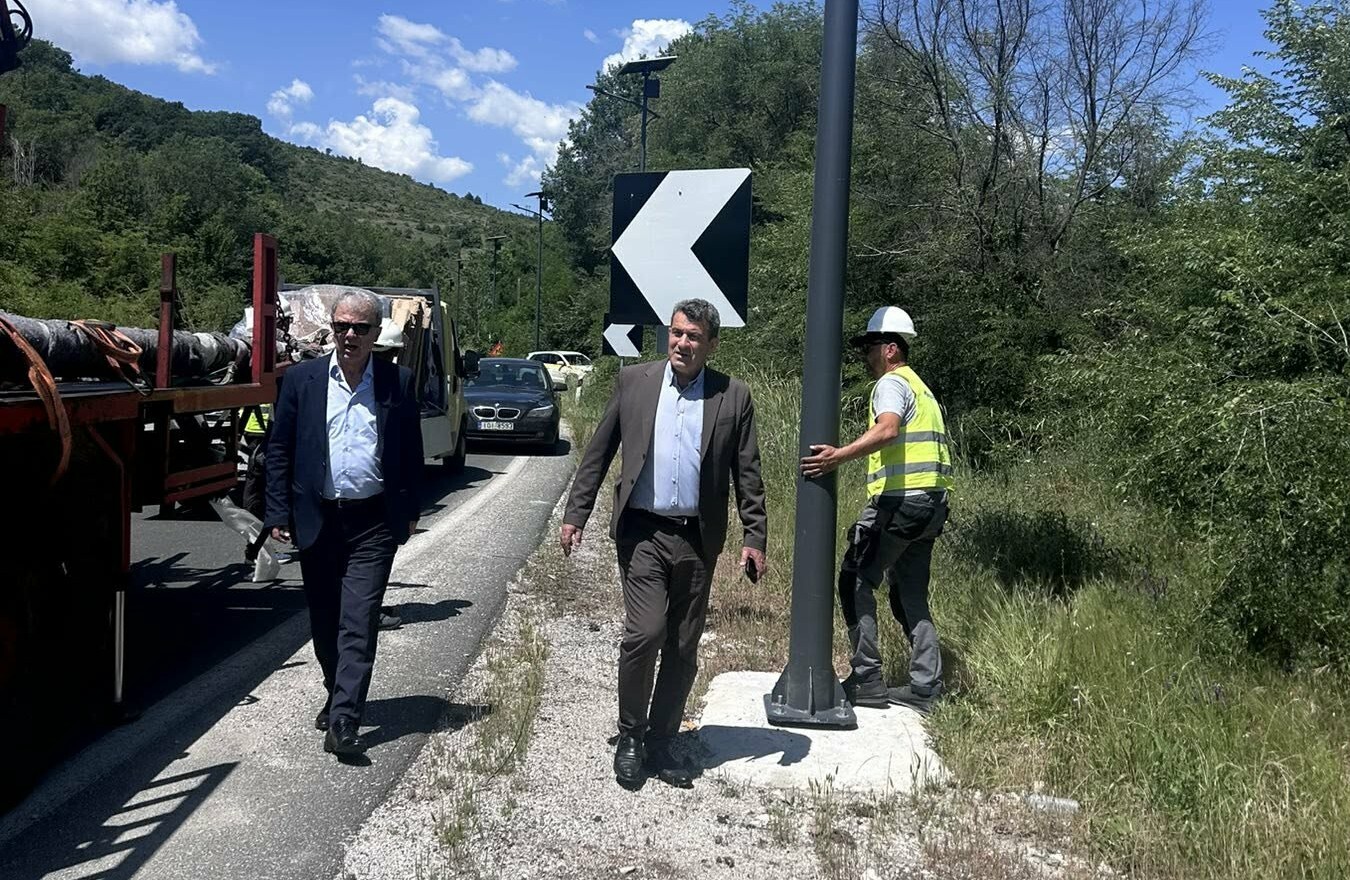 Ολοκληρώνεται η τοποθέτηση των 65 «έξυπνων» αυτόνομων φωτιστικών LED στην είσοδο της Καστοριάς