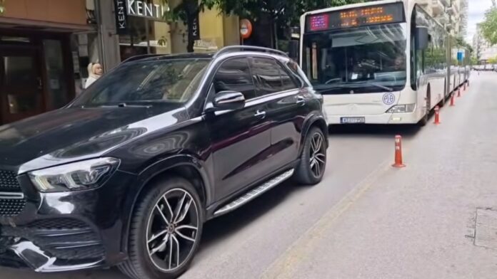 Θεσσαλονίκη: Ανεύθυνος οδηγός εγκατέλειψε το αυτοκίνητό του σε λωρίδα λεωφορείων – Δείτε βίντεο