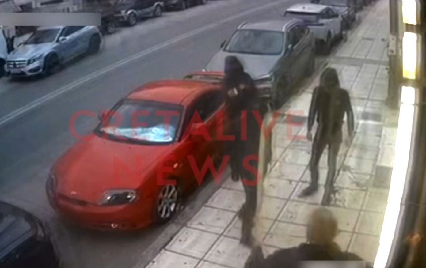 Ηράκλειο: Αποπειράθηκαν να εισέλθουν σε μπαρ, απορρίφθηκαν και γύρισαν οπλισμένοι, τραυματίζοντας τον πορτιέρη – Βίντεο ντοκουμέντο