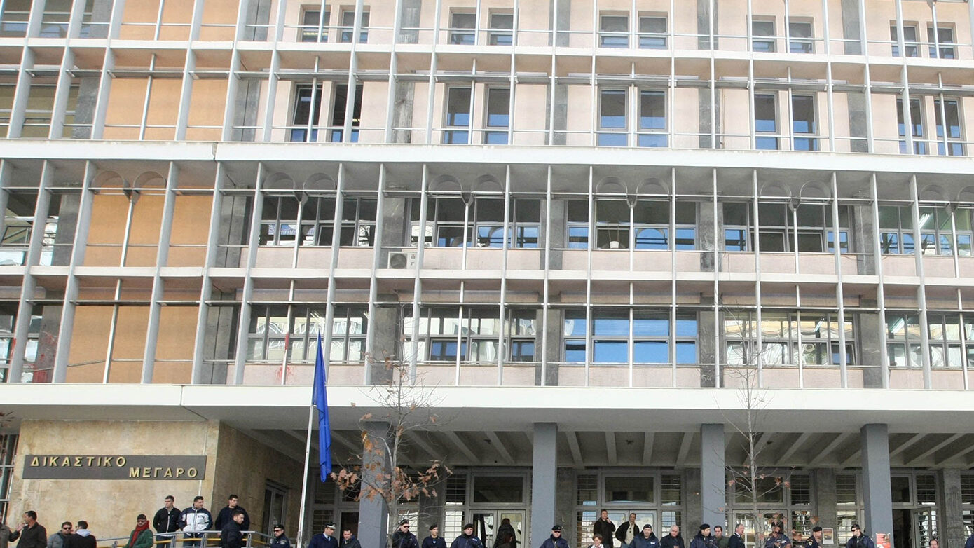 “Σχεδίαζαν να πλημμυρίσουν τη Βόρεια Ελλάδα με ψεύτικα χαρτονομίσματα – Οι κωμικές εξηγήσεις για τα… δολάρια του Σαντάμ”