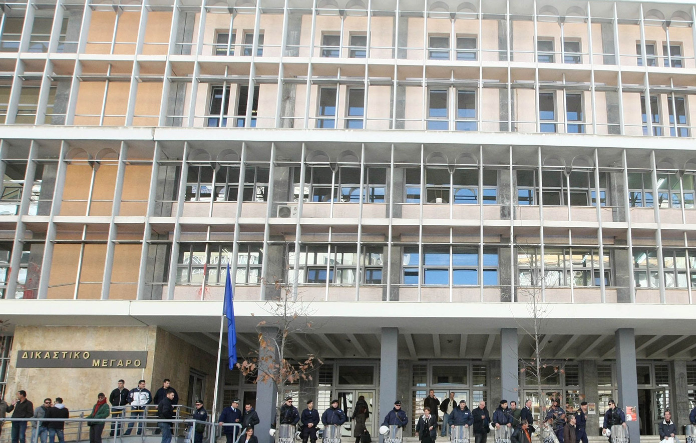 “Σχεδίαζαν να πλημμυρίσουν τη Βόρεια Ελλάδα με ψεύτικα χαρτονομίσματα – Οι κωμικές εξηγήσεις για τα… δολάρια του Σαντάμ”