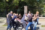 Ένταση ανάμεσα σε φοιτητές και αστυνομία έξω από το Μαξίμου – «Να ακυρωθεί η αναθεώρηση του άρθρου 16»​​​​​​​​​​​​​​​