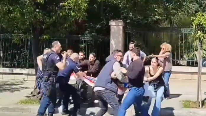 Ένταση ανάμεσα σε φοιτητές και αστυνομία έξω από το Μαξίμου – «Να ακυρωθεί η αναθεώρηση του άρθρου 16»​​​​​​​​​​​​​​​