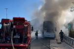 Η στιγμή που τουριστικό πούλμαν παραδίδεται στις φλόγες – «Οι πόρτες δεν άνοιγαν, η καμπίνα γέμισε μαύρο καπνό»