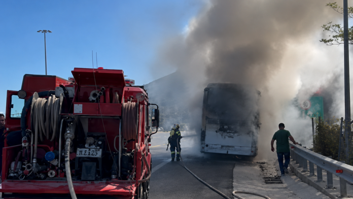 Η στιγμή που τουριστικό πούλμαν παραδίδεται στις φλόγες – «Οι πόρτες δεν άνοιγαν, η καμπίνα γέμισε μαύρο καπνό»