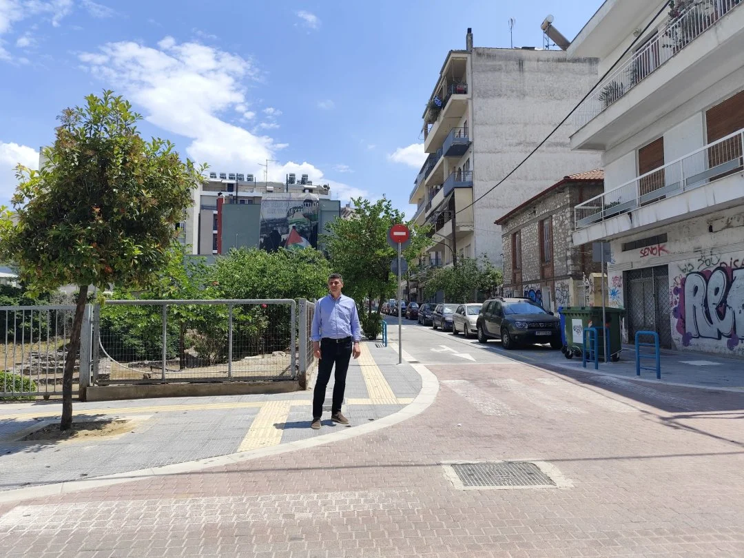 Ο Αντιδήμαρχος στο πεζοδρόμιο μπροστά από το Β' Αρχαίο Θέατρο