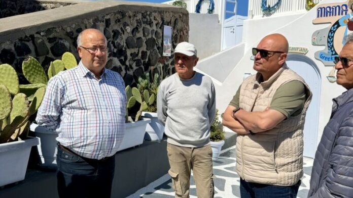 Ο Δήμαρχος Θήρας επιθεωρεί τις εργασίες αναμόρφωσης στην πλατεία Φηροστεφανίου