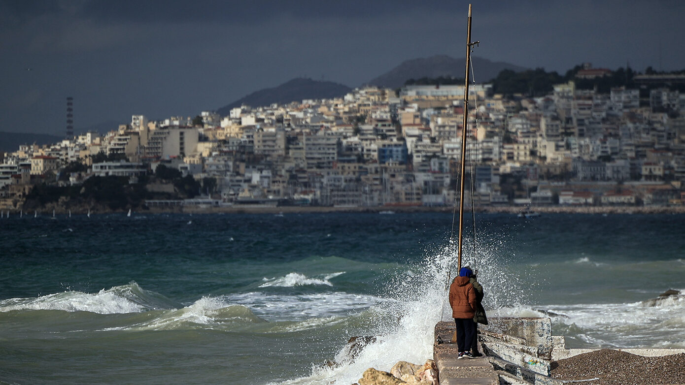 Ο καιρός παραμένει χειμωνιάτικος σήμερα Κυριακή με ψυχρά «εννιάρια» στο Αιγαίο – Πρώτες ενδείξεις βελτίωσης από το βράδυ