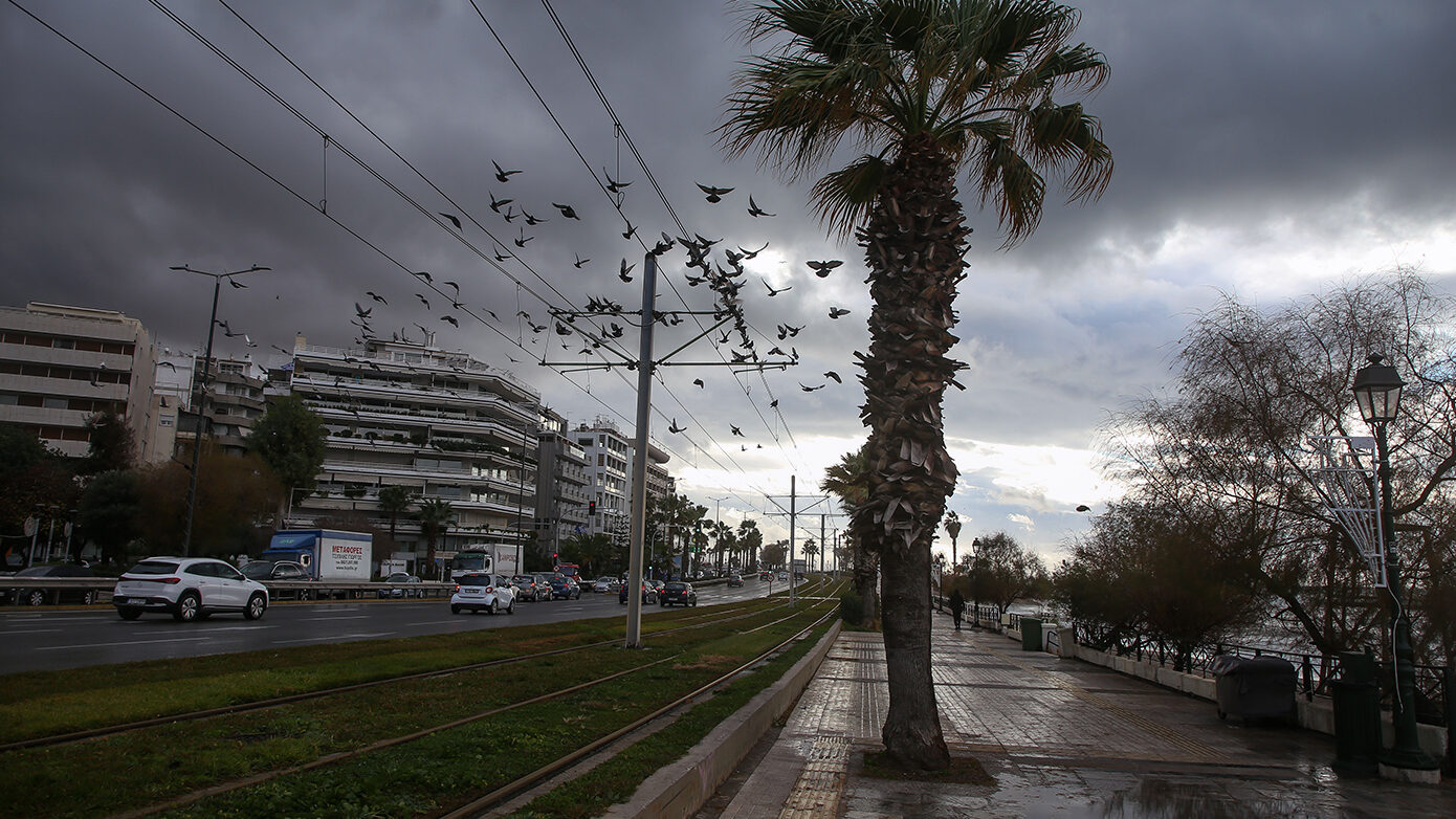 Καιρός: Χειμερινή είσοδος στον Μάιο με πτώση θερμοκρασίας και δυνατούς βοριάδες παντού – Πότε θα βελτιωθεί