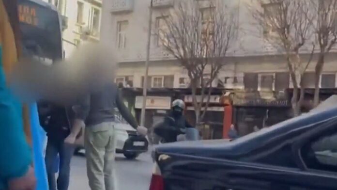 Συμπλοκές, βίαιες συγκρούσεις και μαχαιρώματα στους δρόμους της Αθήνας για ασήμαντες αιτίες