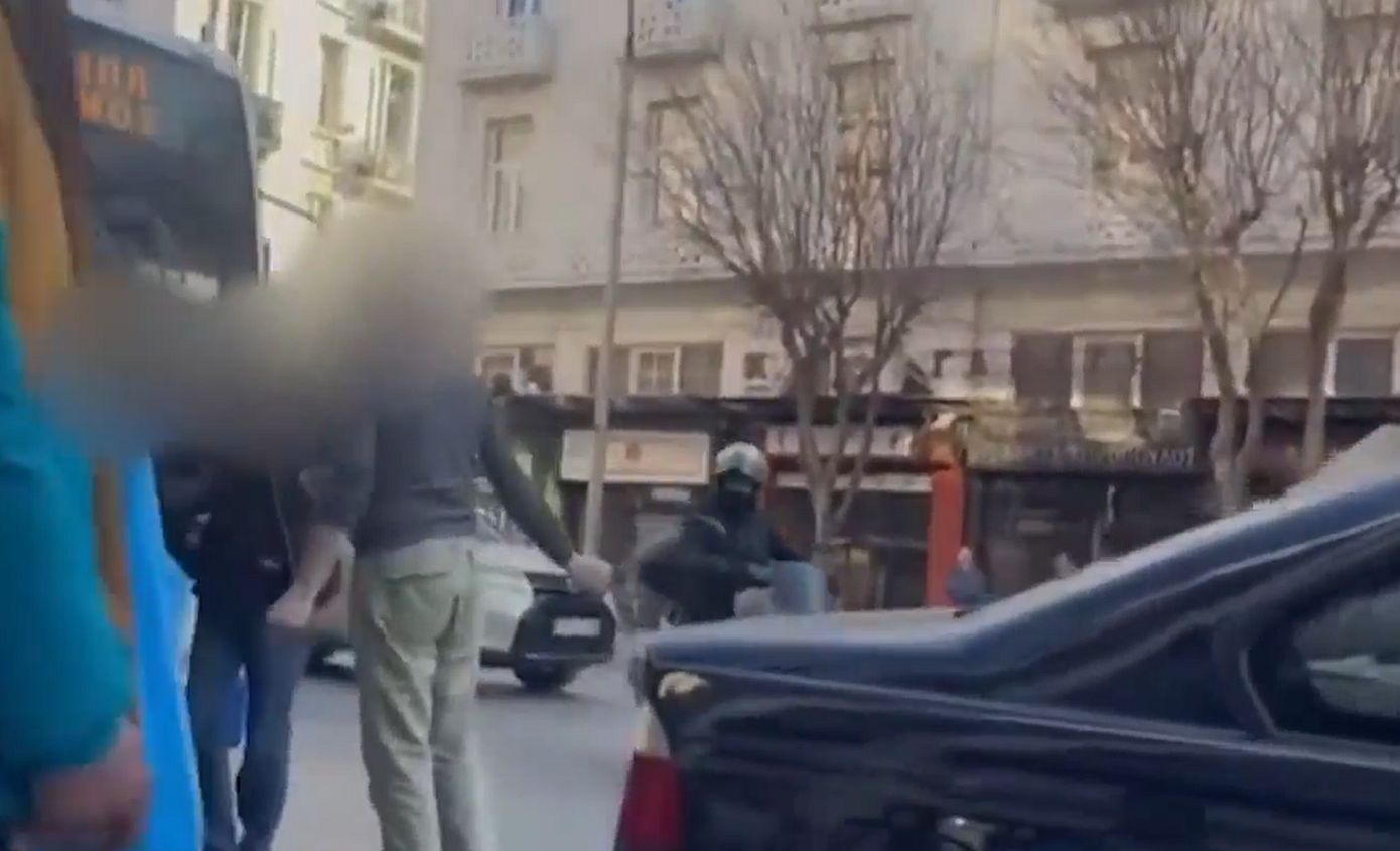 Συμπλοκές, βίαιες συγκρούσεις και μαχαιρώματα στους δρόμους της Αθήνας για ασήμαντες αιτίες
