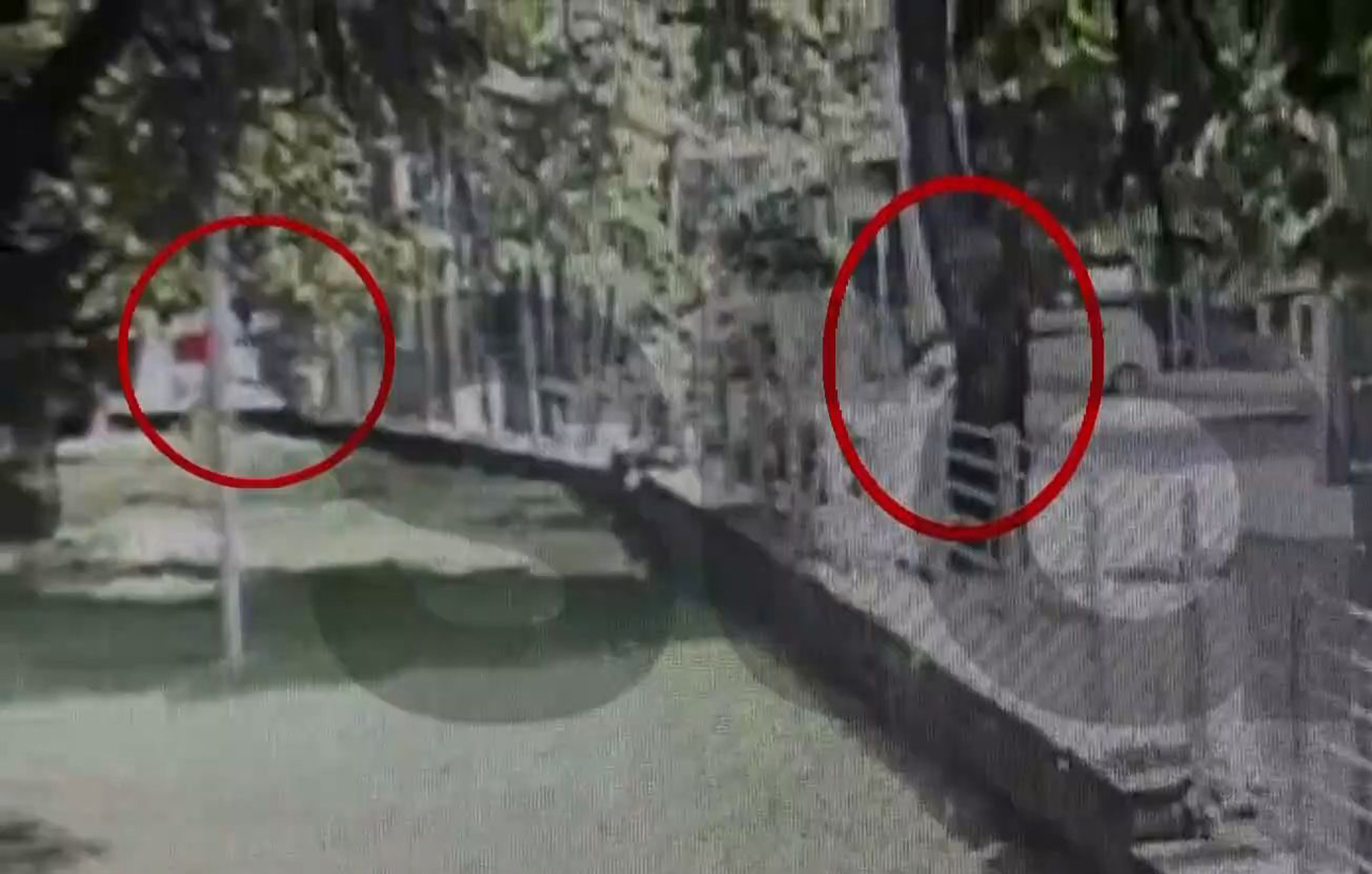 Σοκαριστικό βίντεο από την απίστευτη επίθεση ντελιβερά στα βόρεια προάστια – Εκτόξευσε πέτρες σε γυναίκα