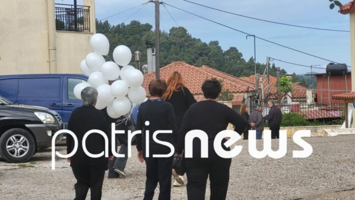 Θλίψη στην Ηλεία: Με λευκά μπαλόνια το ύστατο «αντίο» στον 13χρονο που χάθηκε σε τροχαίο με ηλεκτρικό πατίνι