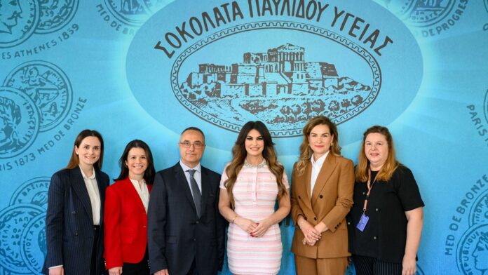 Η πρέσβης των ΗΠΑ στην Ελλάδα, Κίμπερλι Γκίλφοϊλ, επισκέφθηκε το εργοστάσιο σοκολάτας «Παυλίδη»