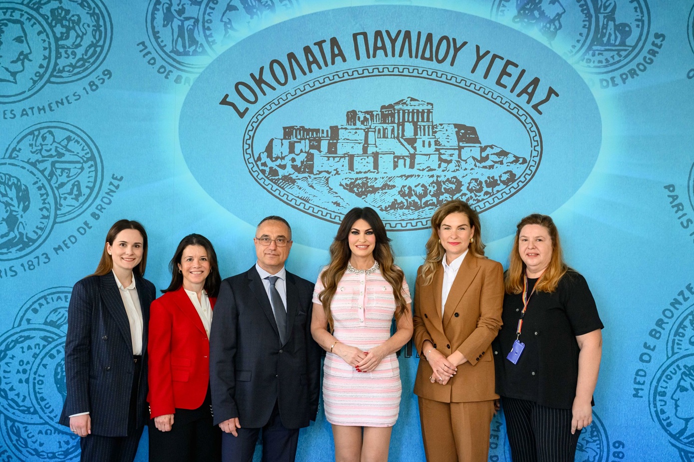 Η πρέσβης των ΗΠΑ στην Ελλάδα, Κίμπερλι Γκίλφοϊλ, επισκέφθηκε το εργοστάσιο σοκολάτας «Παυλίδη»