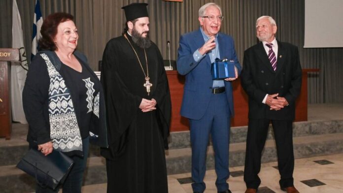 Ο Δ. Αμαρουσίου απέδωσε τιμές στον Επίτιμο Αντιδήμαρχο Κ. Αντωνόπουλο για τη συμβολή του