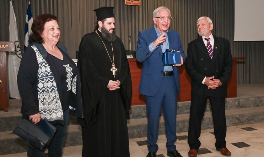 Ο Δ. Αμαρουσίου απέδωσε τιμές στον Επίτιμο Αντιδήμαρχο Κ. Αντωνόπουλο για τη συμβολή του