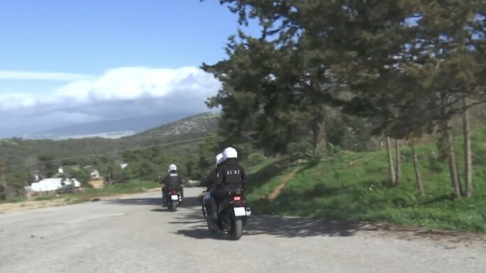 Ντελιβεράς σκόρπισε πανικό στα βόρεια προάστια – Εκτόξευε πέτρες σε ανυποψίαστους περαστικούς – Βίντεο σοκ