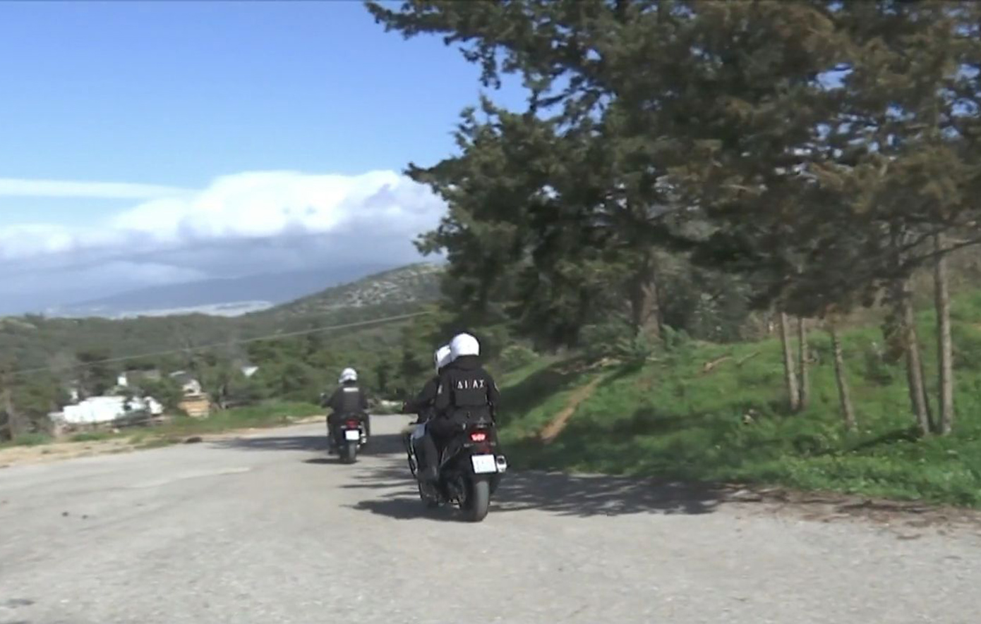 Ντελιβεράς σκόρπισε πανικό στα βόρεια προάστια – Εκτόξευε πέτρες σε ανυποψίαστους περαστικούς – Βίντεο σοκ