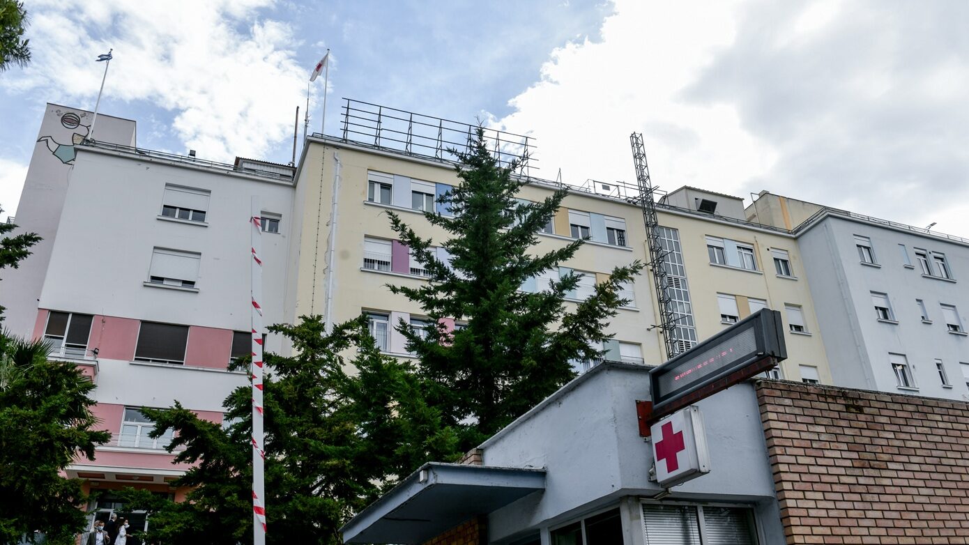Στο «Παίδων» 15χρονος που κατέρρευσε μετά από υπερβολική κατανάλωση αλκοόλ στη Νέα Σμύρνη