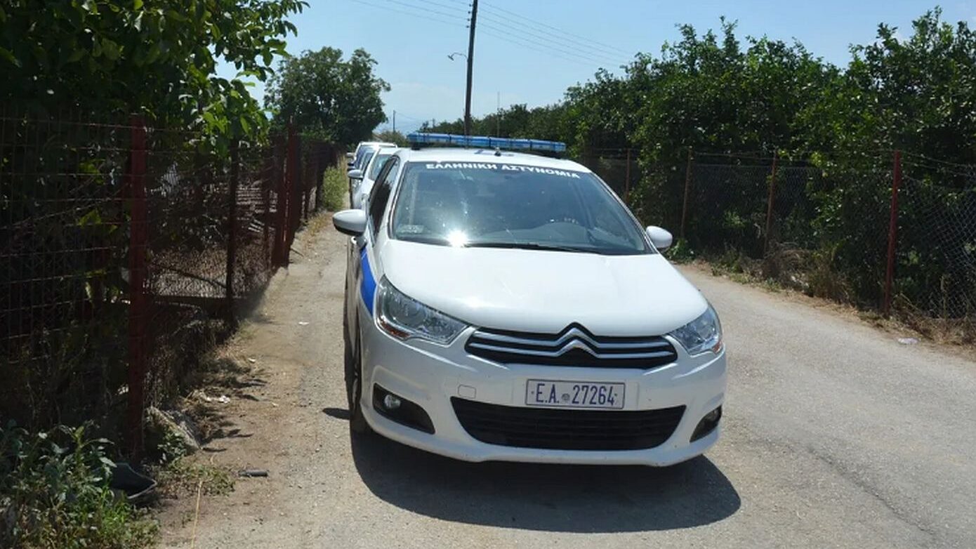 Συναγερμός στη Θεσσαλονίκη: Άνδρας με αλυσοπρίονο έξω από οικία – Μητέρα και παιδί κλειδώθηκαν μέσα