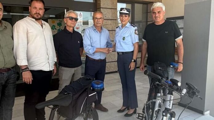Δ. Πλατανιά: Παράδοση δύο νέων ποδηλάτων στην Τουριστική Αστυνομία Χανίων