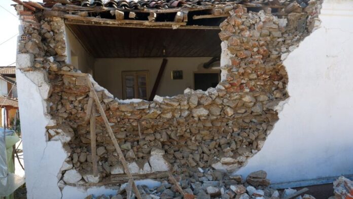 Αρχίζει η κατεδάφιση επικίνδυνων κτιρίων στον Δήμο Τυρνάβου
