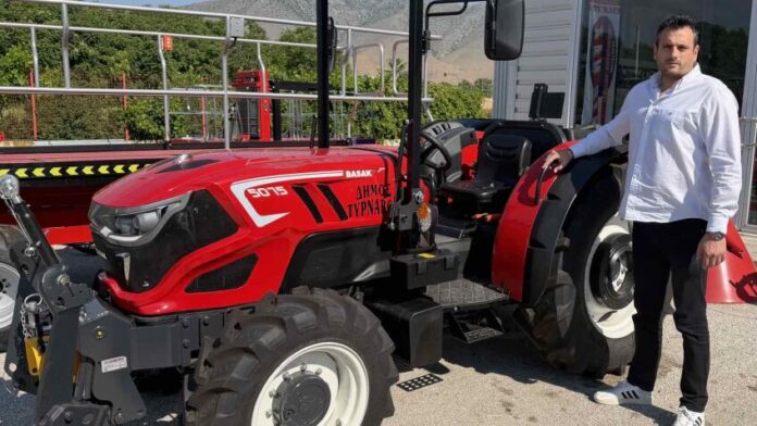 Η Περιφέρεια Αττικής παραδίδει νέο τρακτέρ στον Δήμο Τυρνάβου