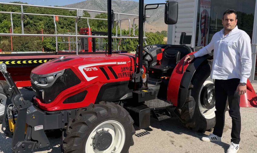 Η Περιφέρεια Αττικής παραδίδει νέο τρακτέρ στον Δήμο Τυρνάβου