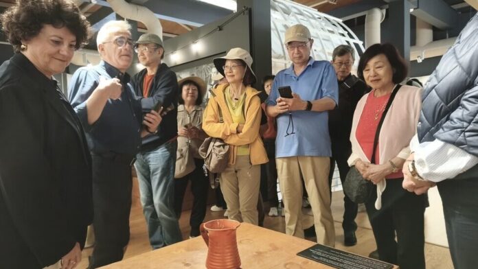 Αμερικανοκινέζοι επισκέπτες εντυπωσιάστηκαν από το Μουσείο Τσιτσάνη στα Τρίκαλα