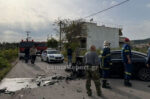 Βίαιη σύγκρουση σε διασταύρωση στη Λαμία με δύο τραυματίες – Οδηγός εγκλωβίστηκε σε αναποδογυρισμένο όχημα