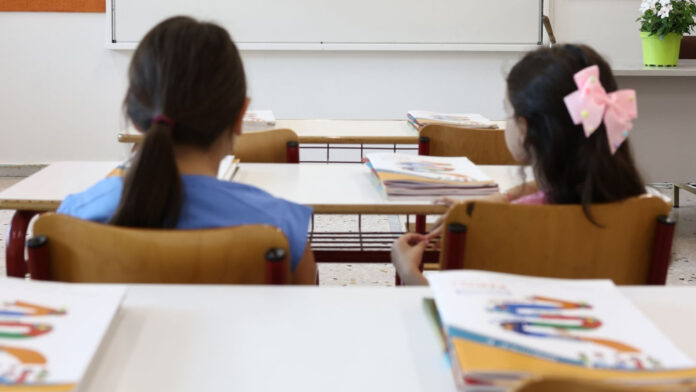 Πολλαπλό Βιβλίο: Πότε ολοκληρώνεται η διαδικασία επιλογής – Τι ισχύει για Δημοτικά, Γυμνάσια, Λύκεια