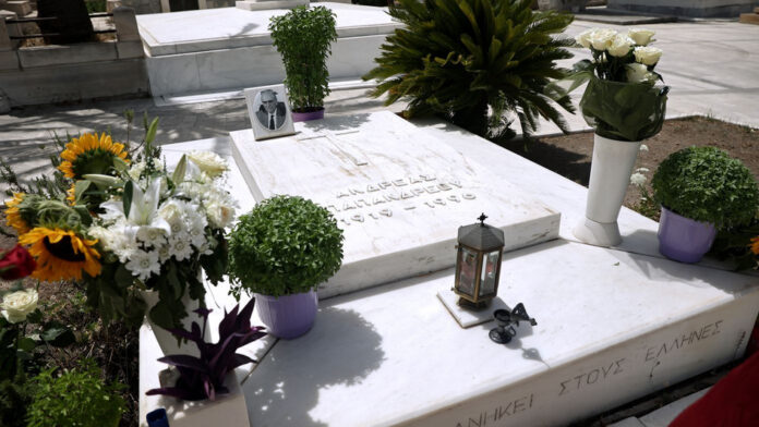 Ανδρέας Παπανδρέου: Πολιτικό μνημόσυνο στο Α’ Νεκροταφείο, 30 χρόνια μετά τον θάνατό του