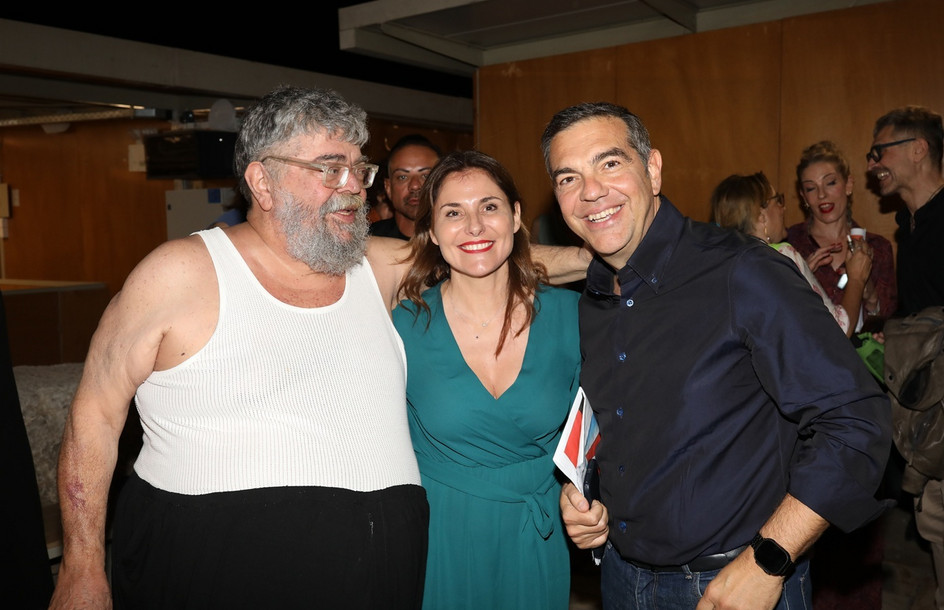Βραδιά στο Ηρώδειο για Τσίπρα και Μπαζιάνα – Χειροκρότησαν τη διαφορετική «Λυσιστράτη» του Σταμάτη Κραουνάκη