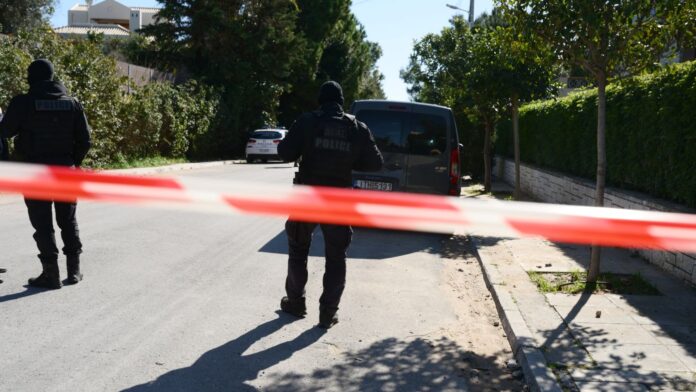 Λάρισα: Συνελήφθη 50χρονος που κρατούσε όμηρο την πρώην σύζυγό του – Την απειλούσε με τσεκούρι και έλεγε ότι θα της βάλει φωτιά