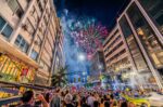 Δ. Πειραιά: Ξέφρενο Street Party των «Ημερών Θάλασσας 2026» που πλημμύρισε από χιλιάδες κόσμο