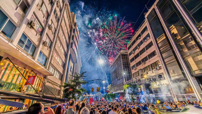 Δ. Πειραιά: Ξέφρενο Street Party των «Ημερών Θάλασσας 2026» που πλημμύρισε από χιλιάδες κόσμο