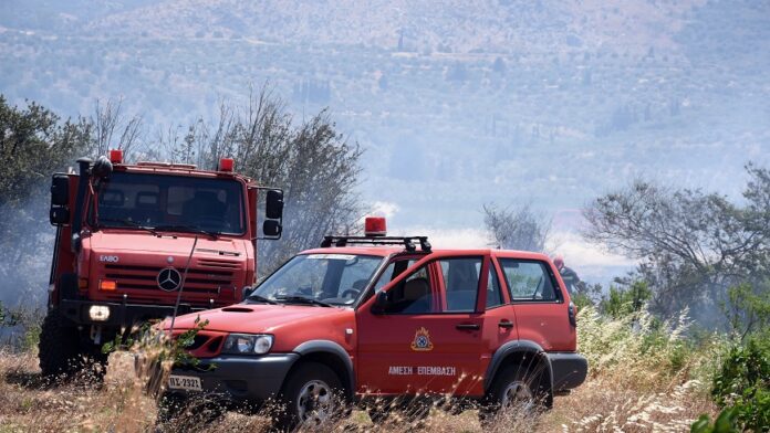 Σπάτα: Φωτιά κοντά στο Εκπτωτικό Χωριό – Ισχυρές δυνάμεις της Πυροσβεστικής στο σημείο
