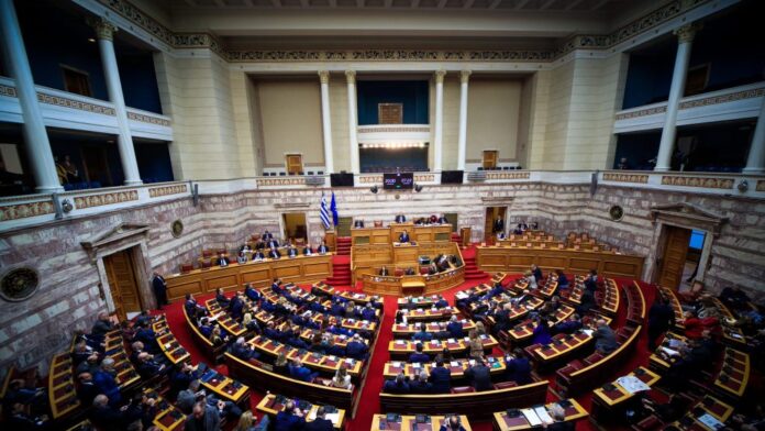 Βουλή: Αντιδράσεις για την κατάργηση του δεύτερου γύρου στις αυτοδιοικητικές εκλογές