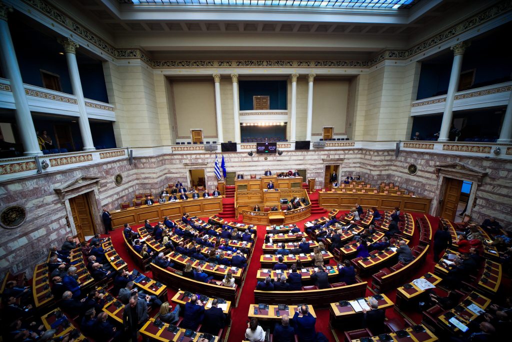 Βουλή: Αντιδράσεις για την κατάργηση του δεύτερου γύρου στις αυτοδιοικητικές εκλογές