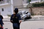 Φορτηγό έπεσε σε κολόνα στην Ηλιούπολη, καταπλάκωσε τέσσερα ΙΧ και έσπασε εισόδους σπιτιών – «Από τύχη δεν είχαμε θύματα»