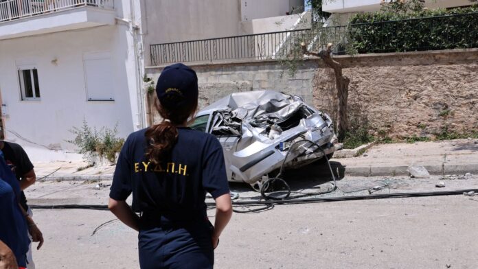 Φορτηγό έπεσε σε κολόνα στην Ηλιούπολη, καταπλάκωσε τέσσερα ΙΧ και έσπασε εισόδους σπιτιών – «Από τύχη δεν είχαμε θύματα»