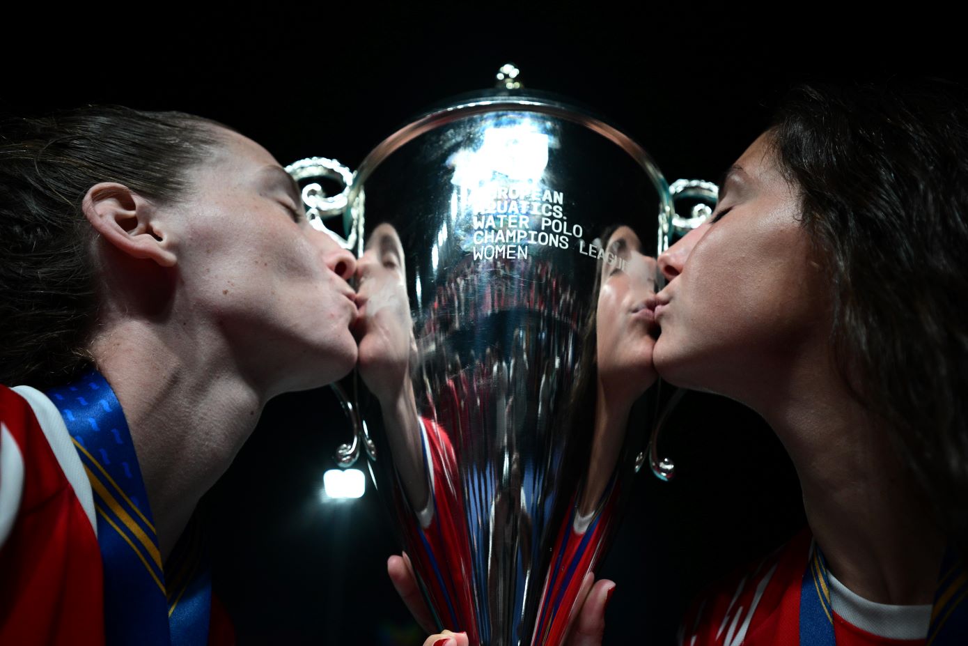 Ολυμπιακός: Η Πλευρίτου αφιέρωσε την κούπα του Champions League στον Βαγγέλη Μαρινάκη