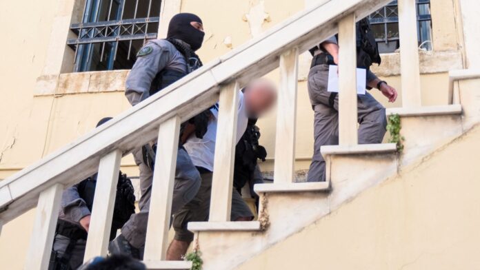 Δολοφονία Σταυρούλας Λεβεντάκη: Στα δικαστήρια Χανίων ο 43χρονος, τον αποδοκίμασαν συγγενείς και φίλοι της 45χρονης